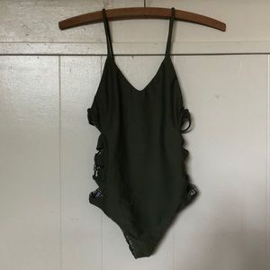 ACACIA FLORENCE ONEPIECE IN OLIVE GREEN